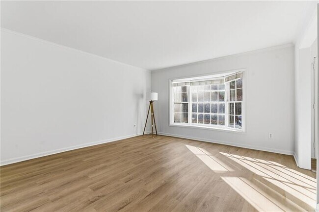 Building Photo - 6520 Roswell Rd NE