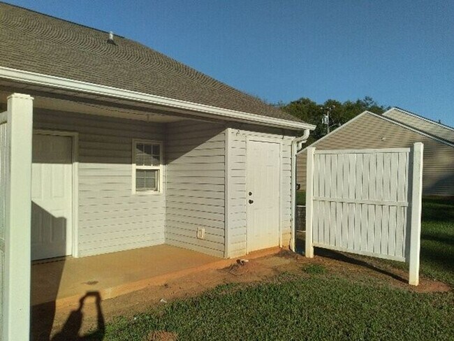 Building Photo - Duplex available now!