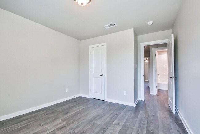 Building Photo - 208 Lake Ct