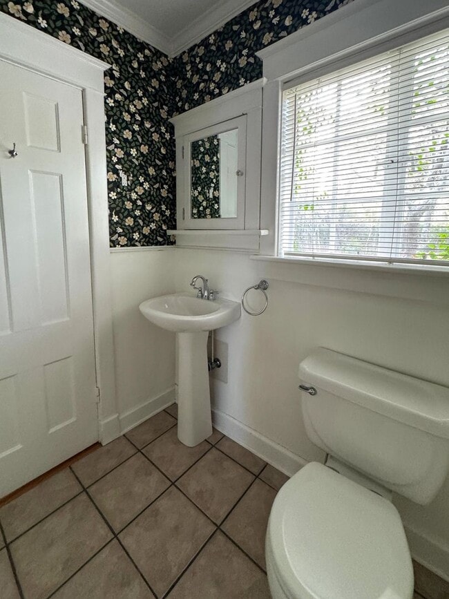 Building Photo - Stunning 4 Bed 4 Bath Haymount Home