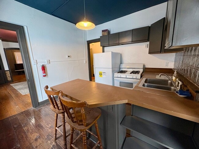 Building Photo - 342 N Newberry St