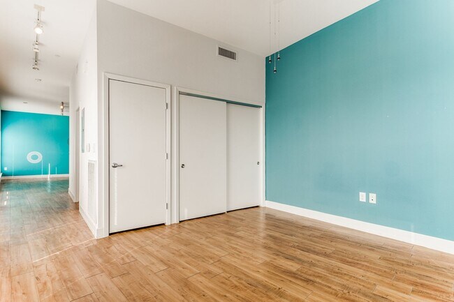 Building Photo - 1401 S Flores St