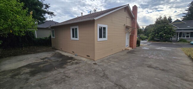 Building Photo - Walking Distance to Downtown Sebastopol