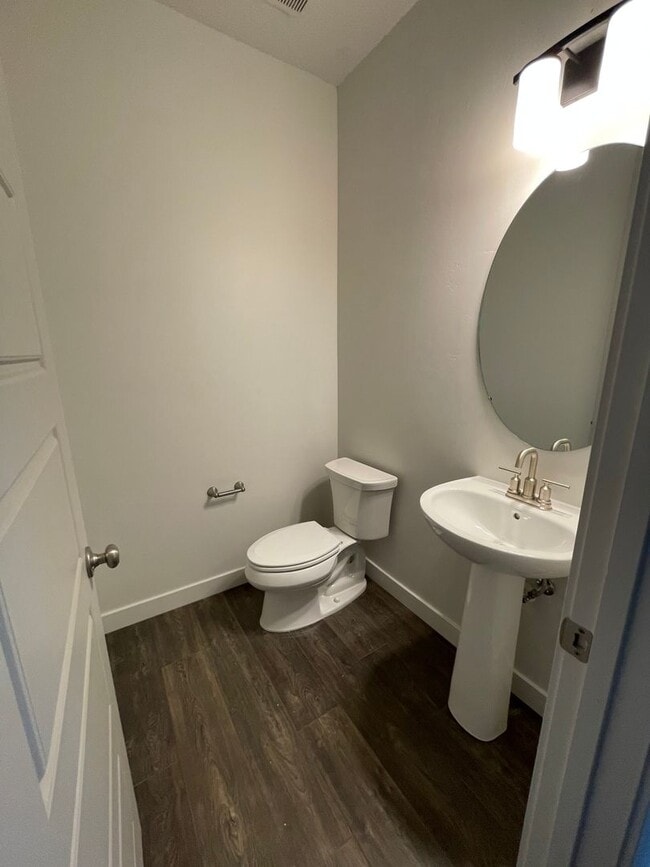 Building Photo - Modern home!