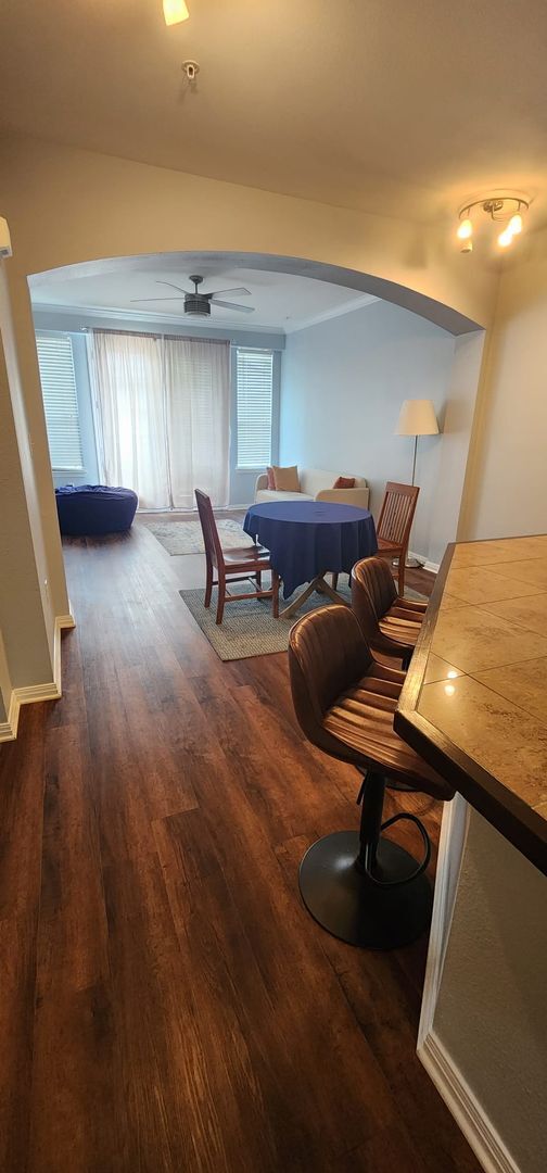Building Photo - 2/2 Apartment Walking Distance from UT