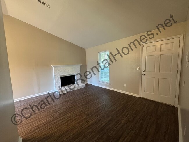 Building Photo - Charming 3 bedroom 2 bath home in east Cha...