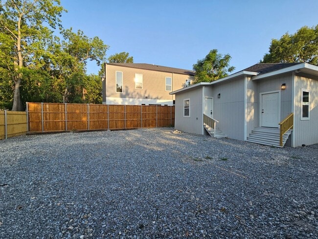 Building Photo - Ready for immediate move in!