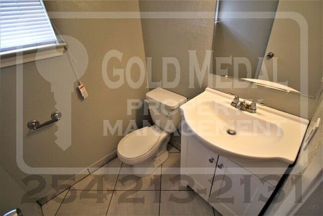 Building Photo - A charming 2-bedroom, 1.5-bathroom townhome now available for rent!