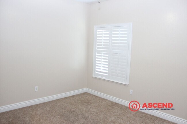 Building Photo - Beautiful 4 Bed / 2 Bath Home in Desirable Seven Oaks Community!