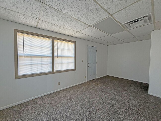 Building Photo - Gorgeous Well Kept Home Near Mercy & Bass Pro!