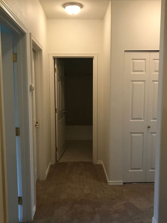 Building Photo - 4 Bed 3 Bath Gated Townhome Near Maplewood Golf