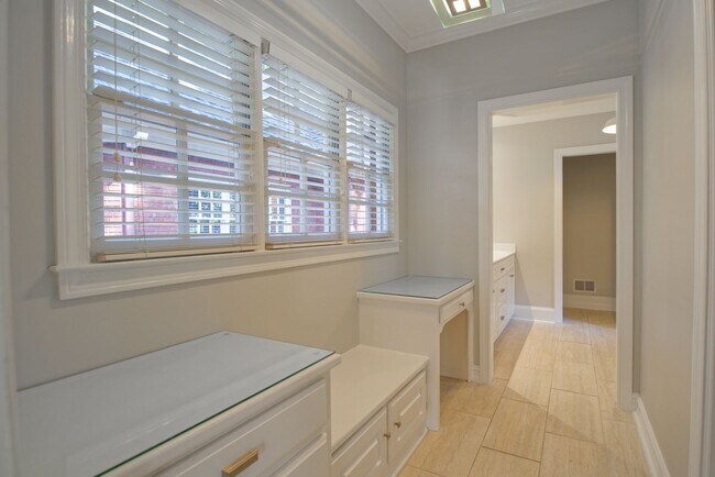 Building Photo - Beautiful 4BR, 3.5BA luxury home in Brookhaven