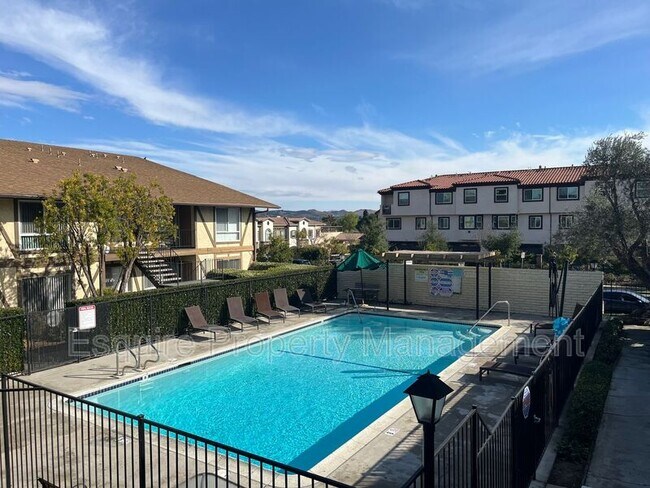 Building Photo - 951 Warwick Ave