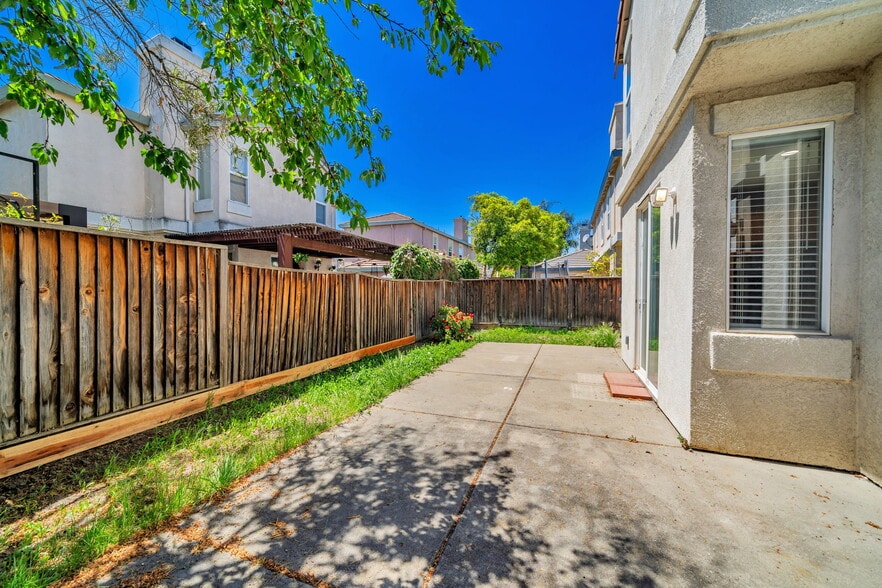 Building Photo - 2171 Beech Cmn