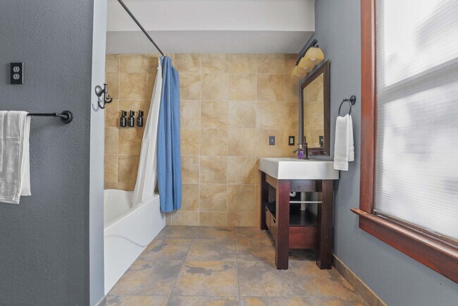 Building Photo - 924 Capital St