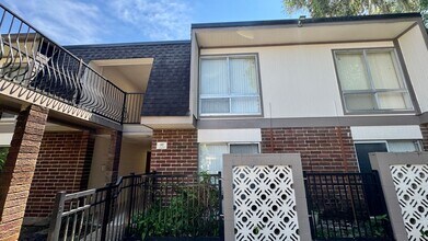 Building Photo - Summit House Condo Available, Walk to Shands!