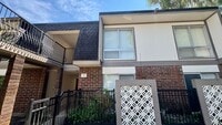 Building Photo - Summit House Condo Available, Walk to Shands!