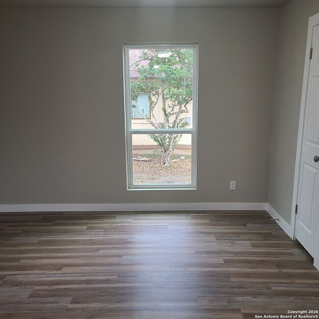 Building Photo - 3 Bedrooms 1 and 1/2 Bath