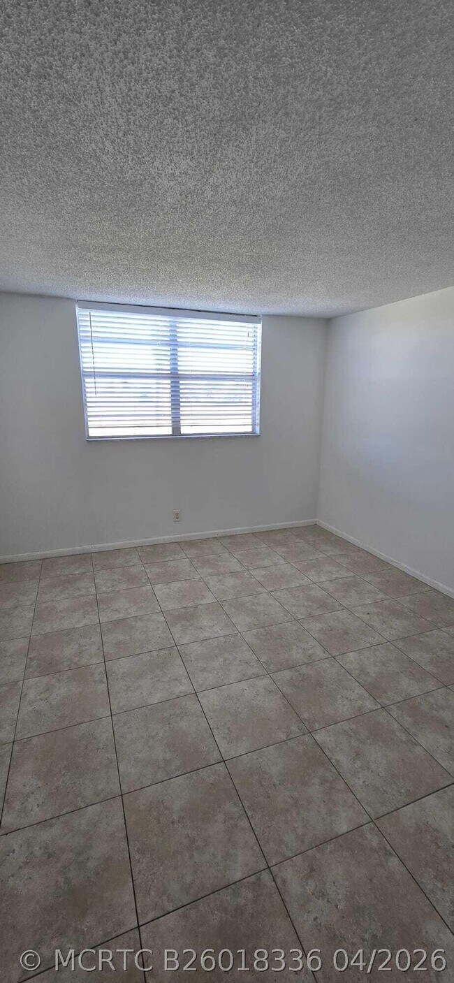 Building Photo - 9949 SW Sandalfoot Blvd