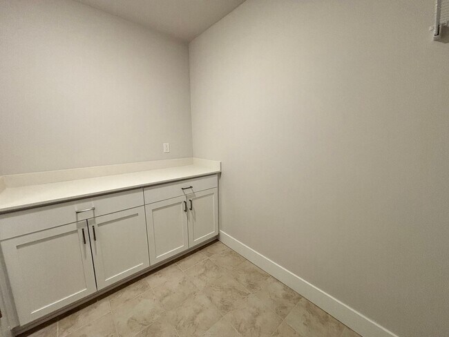 Building Photo - Brand New 5 Bedroom Home in Bull Mountain ...
