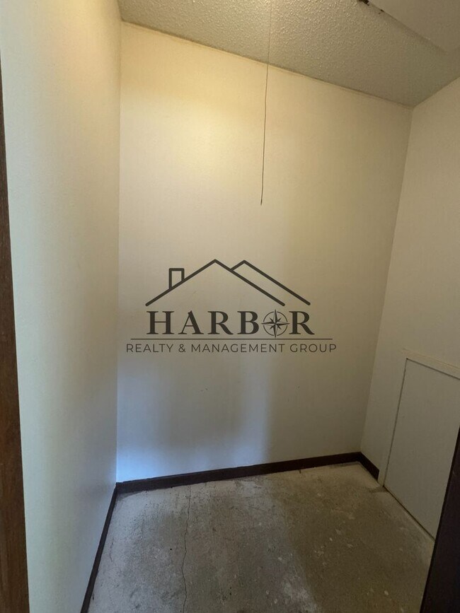Building Photo - 1 Bedroom 1 Bath - SPECIAL: First Month Free!