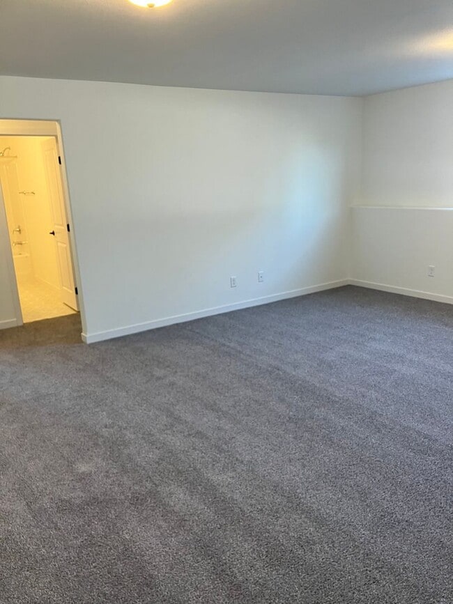 Building Photo - 4 Bed  3 Bath Twin Home