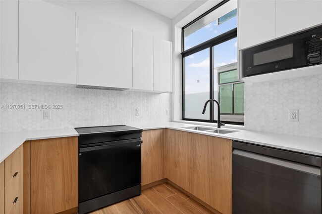 Building Photo - 529 NE 61st St