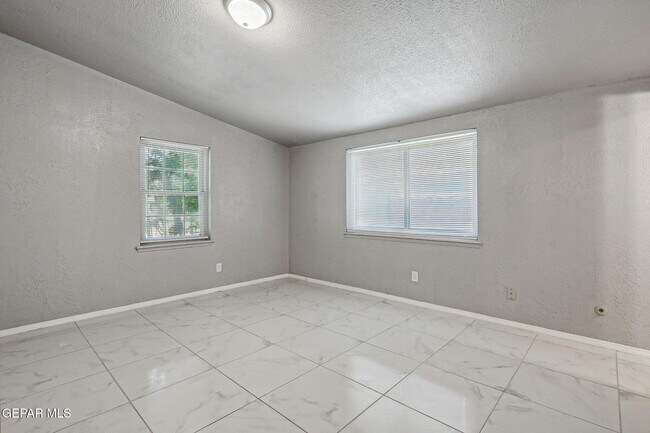 Building Photo - 4212 Roxbury Dr