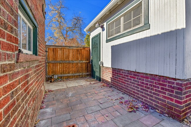 Building Photo - $2,600.00, 1 bed + non-conforming room, 1 ...