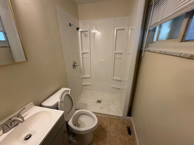 Building Photo - 939 S Waverly St