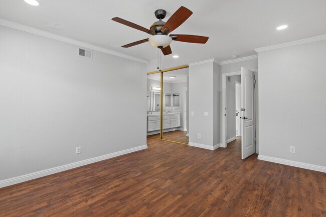 Building Photo - 910 Daisy Ave