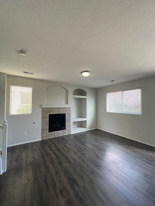 Building Photo - 2 bed 2.5 bath townhome located in a Gated...