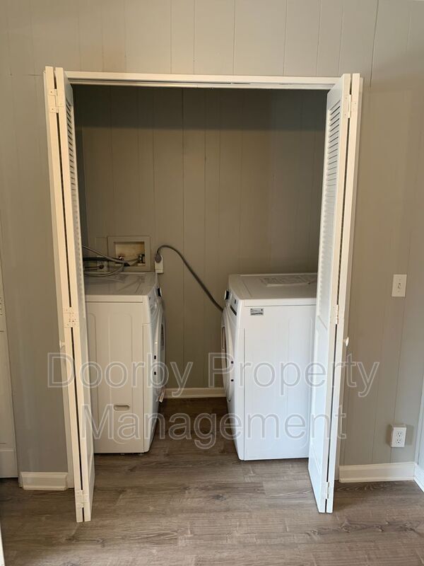 Building Photo - 1635 Dogwood Dr