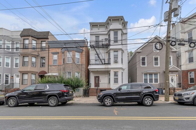 Building Photo - 149 Bowers St