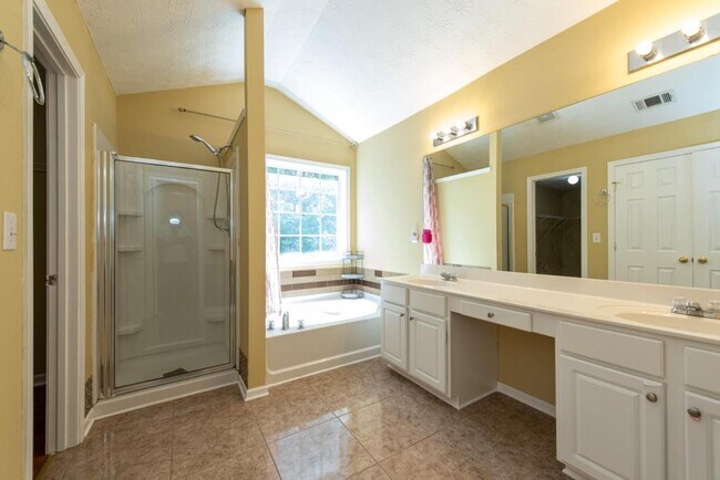 Building Photo - 2227 Longmont Dr