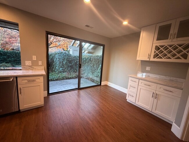 Building Photo - Gorgeous 3-Bedroom House in Gold River with pool