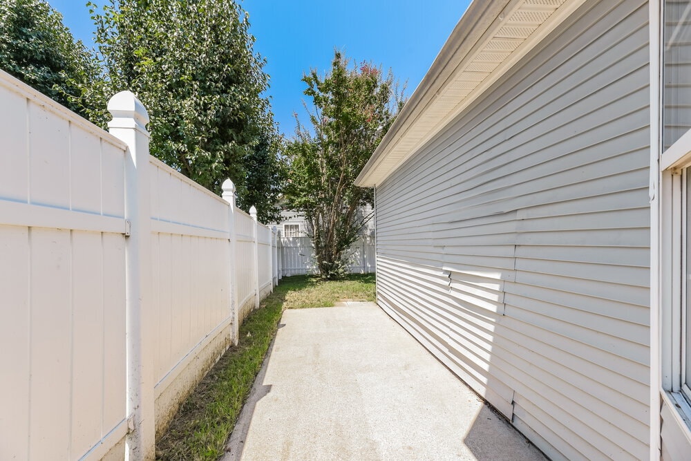 Building Photo - 1443 Rochester Dr