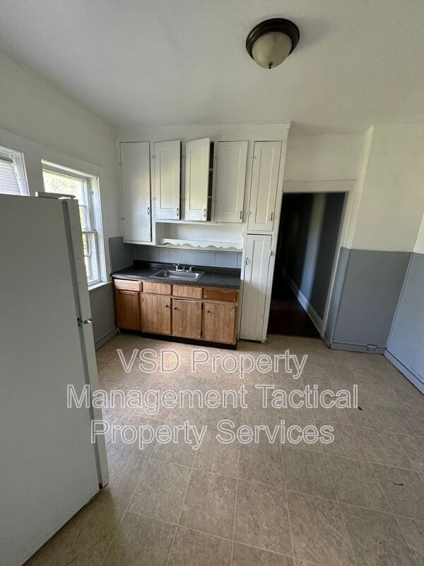 Building Photo - 3281 E 143rd St