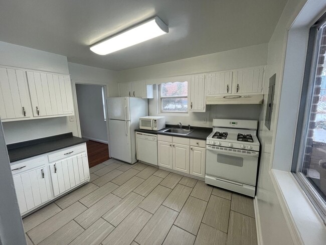 Building Photo - A 2 Bedroom Plus Den 1 Bath Brick Home Just Off Connecticut Ave. in Silver Spring