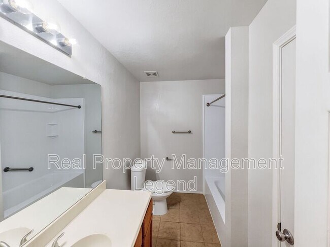 Building Photo - 3211 Roundtree Ln