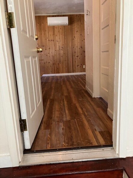 Entryway - 1409 N Fife St