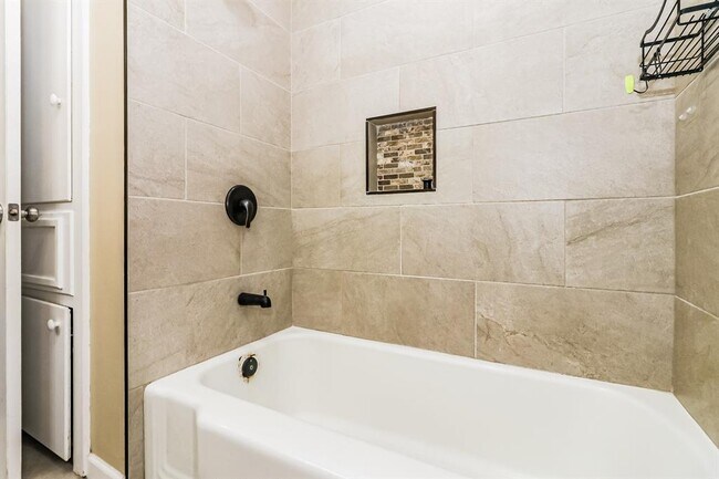 Building Photo - 6910 Cole Creek Dr