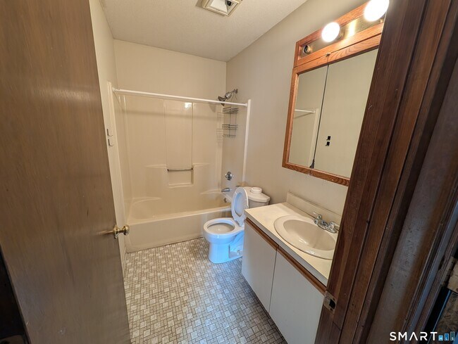 Building Photo - 17 Little Oak Ln