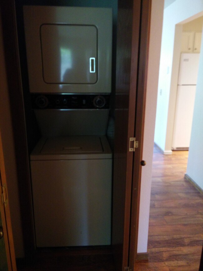 stacked washer and dryer - 12719 NE 83rd Ct