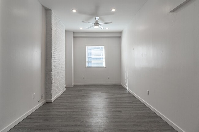 Building Photo - 916 Highview St