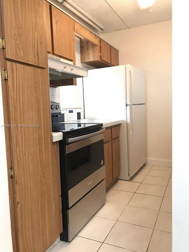 Building Photo - 10165 Twin Lakes Dr