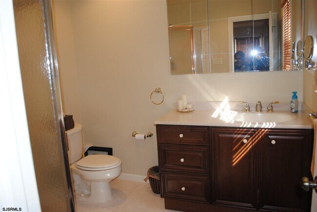 Building Photo - 110 N Gladstone Ave