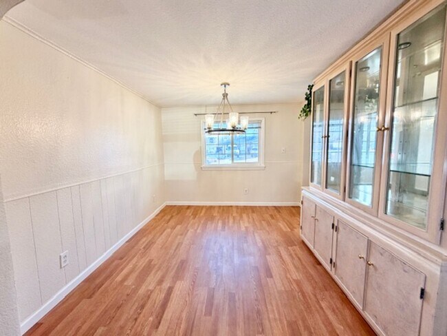 Building Photo - Del Mar Brick Ranch