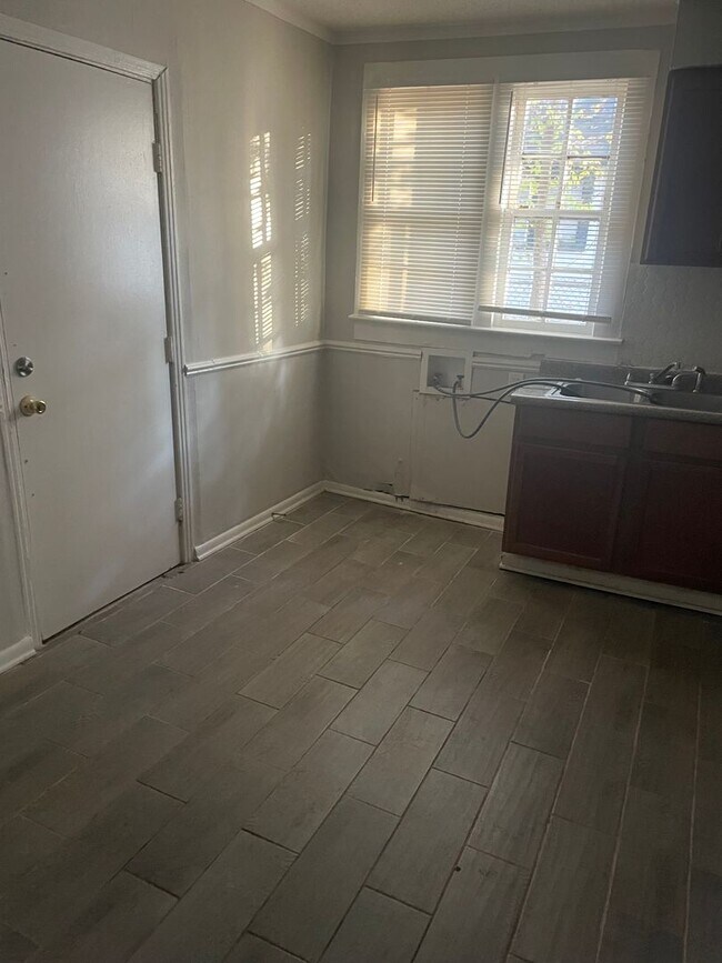 Building Photo - 3BR 1BA Home w/ Central A/C • W/D Hookups • Off-Street Parking in Memphis