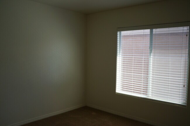 Building Photo - BEAUTIFUL SOUTH LAS VEGAS HOME IN A QUIET ...